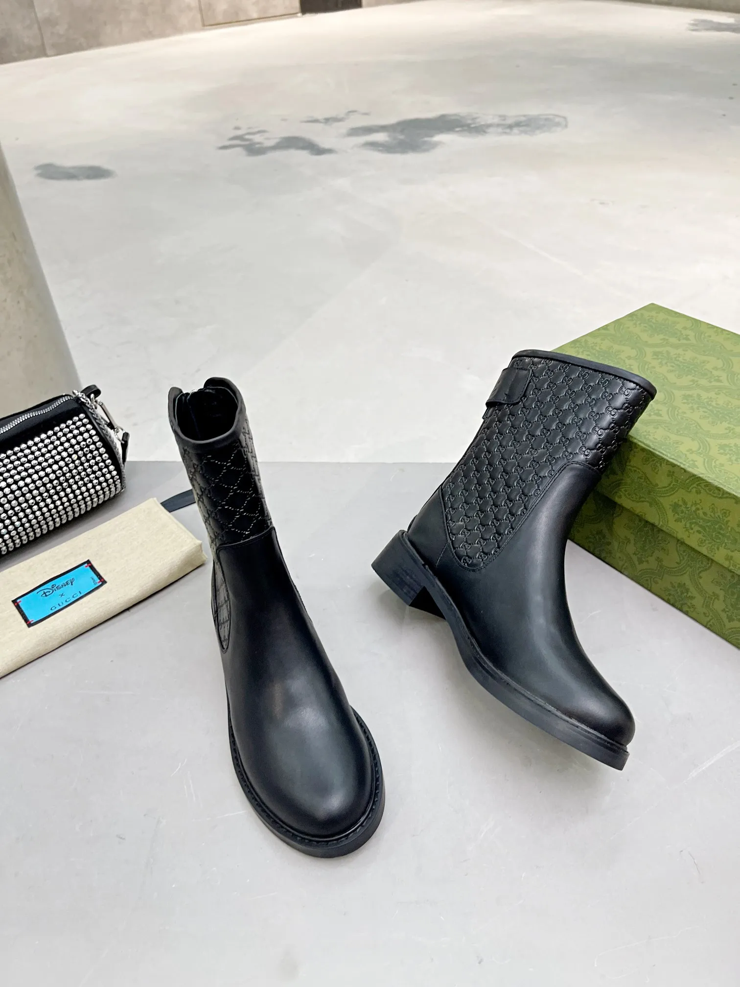 👟👟Ex-factory price 600👟👟 Gucci | Gucci short boots small embossed model ²⁰²¹𝐬𝐬 ⭐️ G home main series classic full cowhide printed embossing original classic never goes out of style 👟👟representative of classic hot style double G embossed As an iconic symbol of the brand with a distinctive style, each logo contains the brand's unique historical heritage and value pursuit, interpreting the fashionable and timeless aesthetic concept with enduring charm. Classic brand logo, brand spirit. ❥Gucci purchasing agent level! Full of high-end feel! This is a popular model among bloggers at home and abroad. It makes your feet look slender. It feels so beautiful on your feet! Upper: Original calfskin Lining: Imported sheepskin lining Outsole: Original molded outsole Shoe shaft height: 25cm Heel height: 4cm Shoe size: 35-39 (34, 40, 41 can be customized) Packaging: Original high-end full set of green packaging